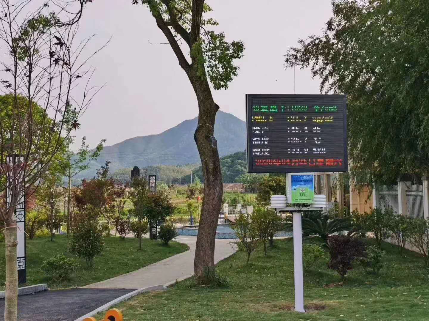 江西某景區(qū)P3全彩屏顯示負氧離子在線監(jiān)測設備